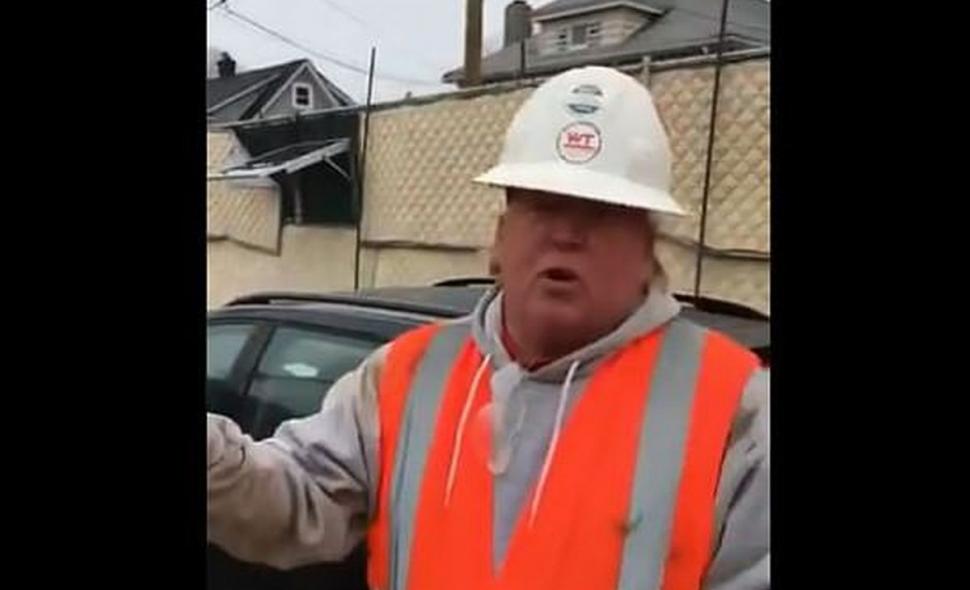 Acest muncitor de pe șantier a devenit vedetă pe internet. Îl imită la perfecție pe Donald Trump - VIDEO 589809