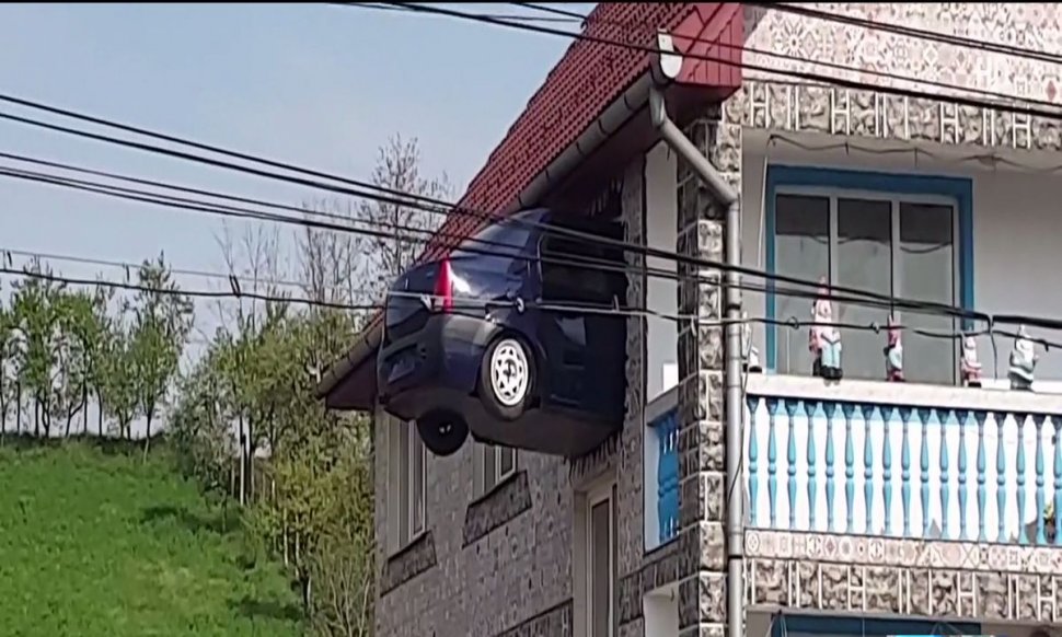 Imaginația românului nu are limite. Un bărbat a zidit o mașină în peretele casei