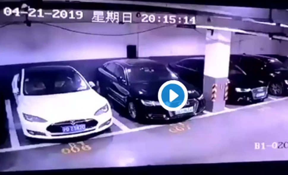 Momentul în care o mașină Tesla explodează brusc într-o parcare - VIDEO