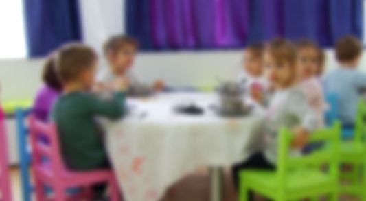 Șefa creșei din Iași, care învăța copiii să înjure, dată cu capul de masă de un părinte furios