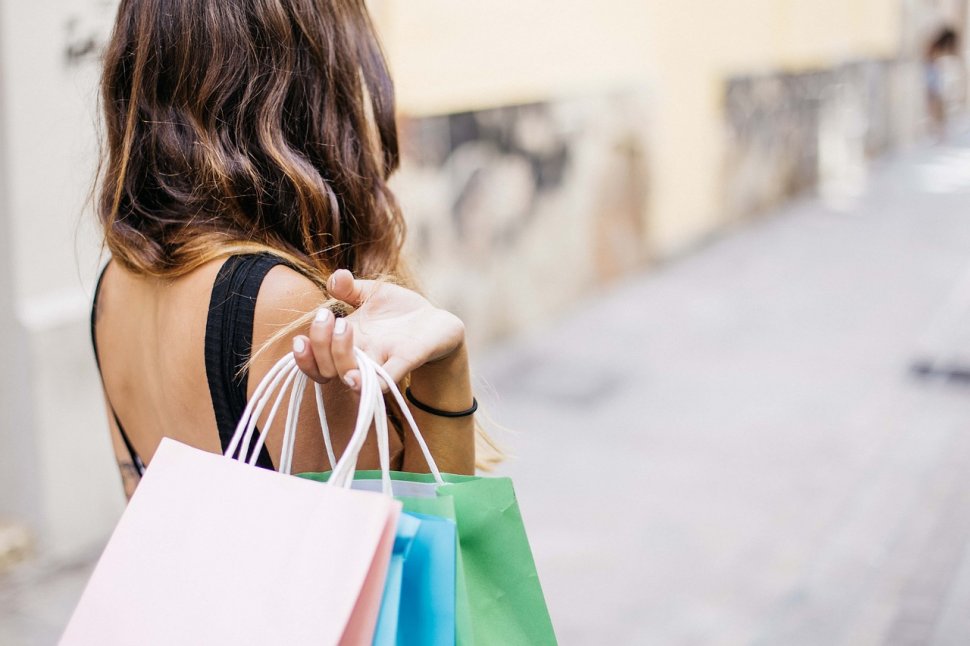 Shopping-ul necontrolat ar trebui recunoscut ca fiind o boală psihică, conform cercetătoriilor 
