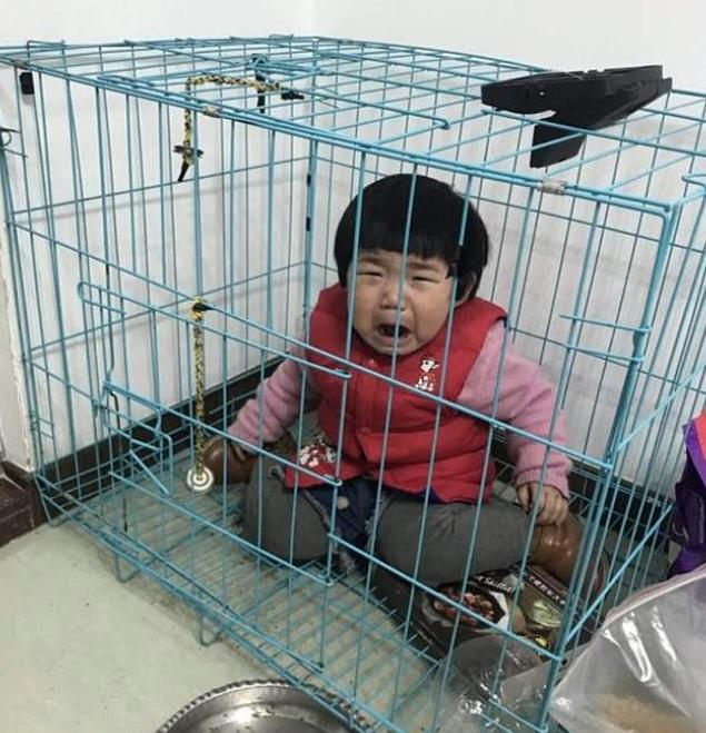 Și-a încuiat fiica de un an și jumătate într-o cușcă de metal și apoi i-a trimis pozele fostei soții, din răzbunare. Poliția nu i-a făcut nimic dintr-un motiv ireal 589752