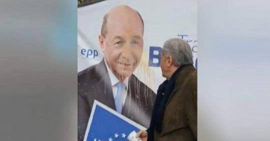 Ilie Năstase, gestul făcut pe un afiș cu Traian Băsescu. Reacția fostului campion mondial a ajuns virală (VIDEO)