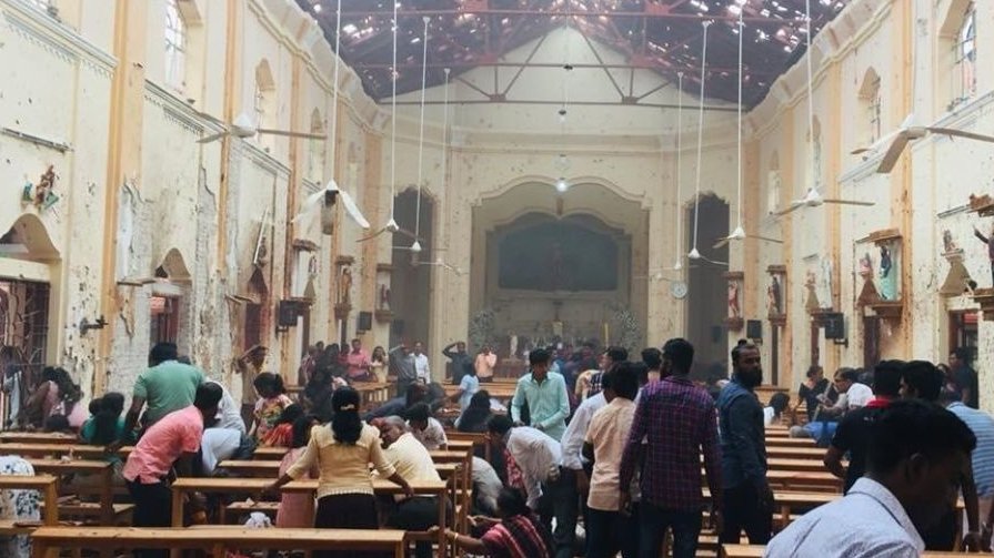 Imagini cu momentul în care autorul unuia dintre atacurile din Sri Lanka intră într-o biserică (VIDEO)