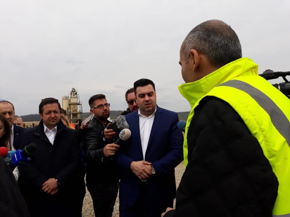 Ministrul Transporturilor, Răzvan Cuc, mesaj ferm pentru constructorii care nu-și fac treaba: Îşi iau laptop-utile şi mapele cu care au venit în România şi se duc la ei