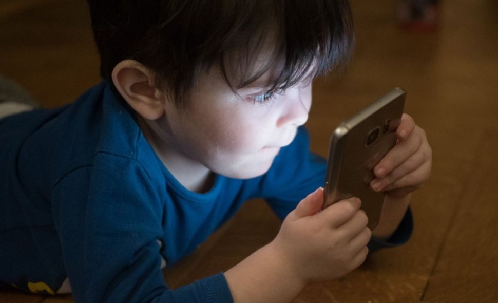 Avertisment de la Organizaţia Mondială a Sănătăţii! Copiii sub doi ani nu ar trebui lăsaţi deloc în faţa ecranelor digitale