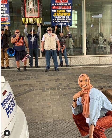 Cum a apărut o tânără la un protest. Imaginile au ajuns virale (FOTO) 590228