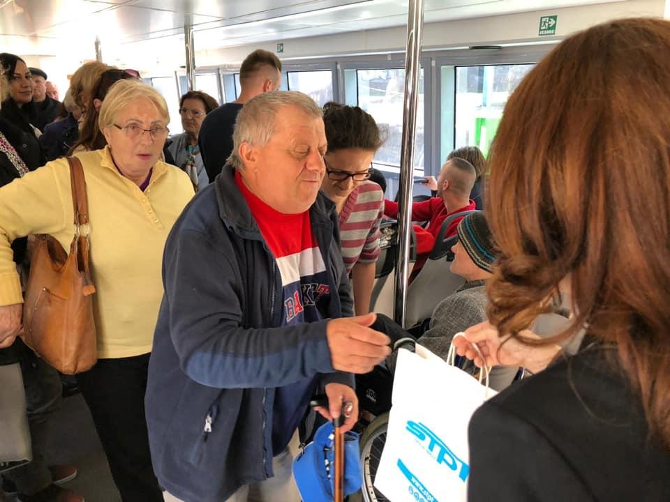 Era într-un autobuz din Timișoara, când a văzut o femeie venind cu ceva în mână către ea. Când și-a dat seama despre ce e vorba, a început să zâmbească larg FOTO 590231