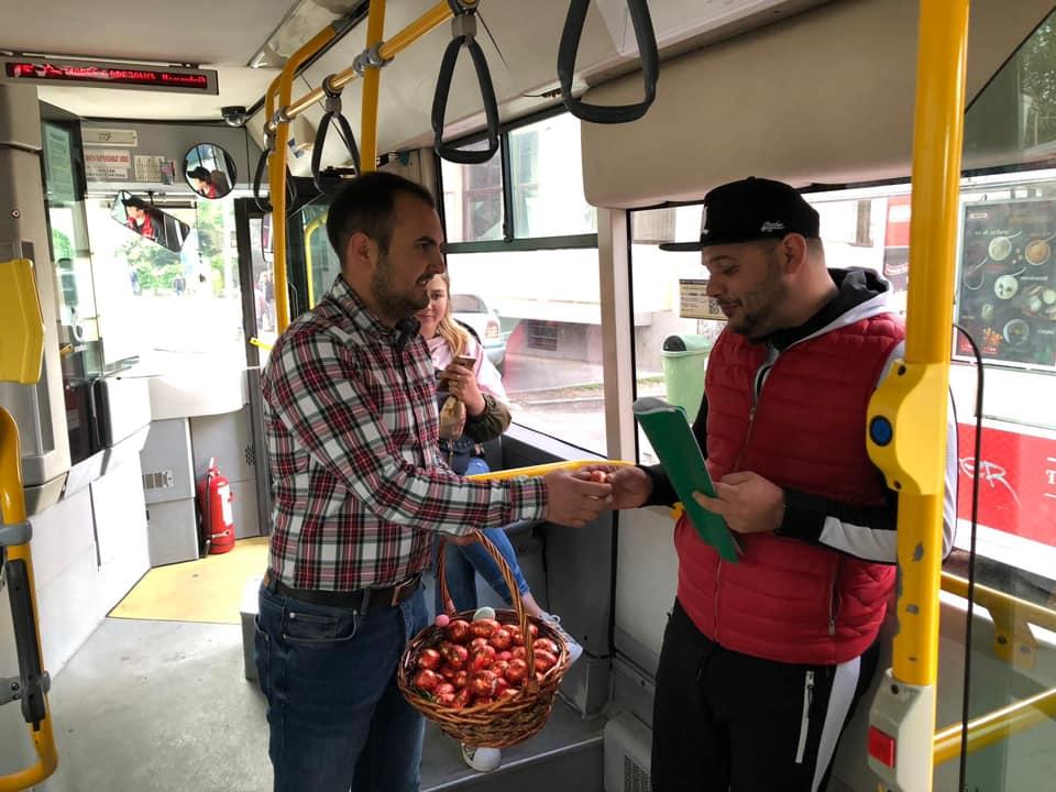 Era într-un autobuz din Timișoara, când a văzut o femeie venind cu ceva în mână către ea. Când și-a dat seama despre ce e vorba, a început să zâmbească larg FOTO 590233