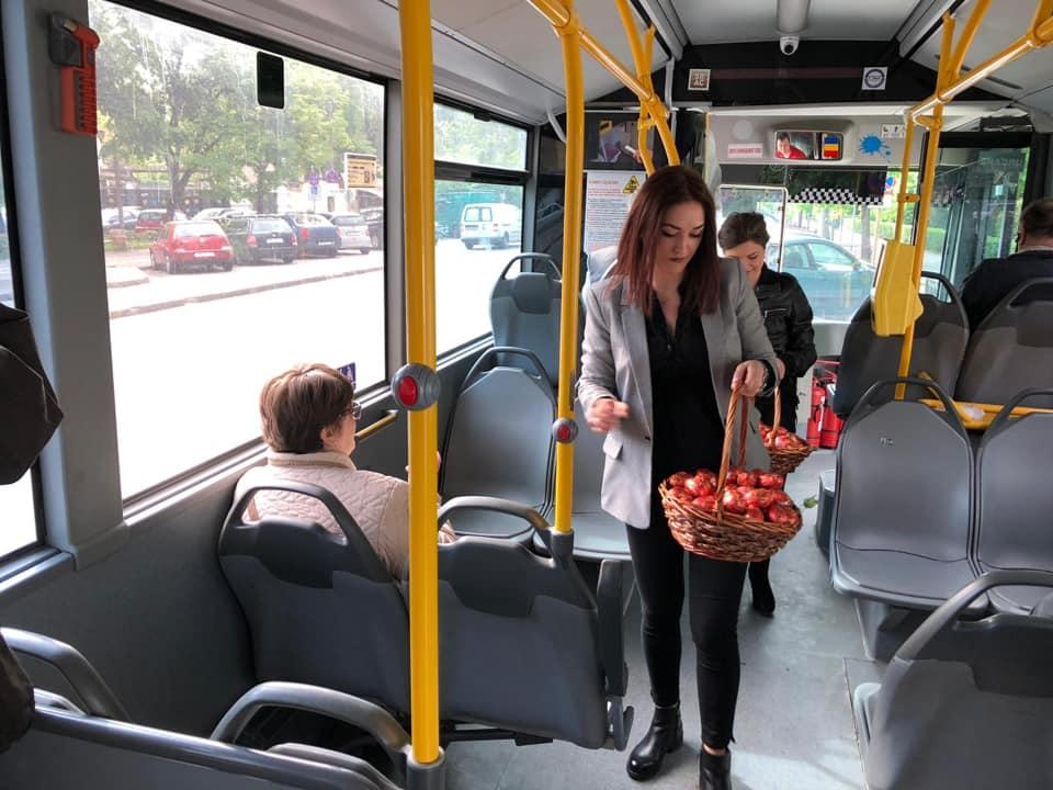 Era într-un autobuz din Timișoara, când a văzut o femeie venind cu ceva în mână către ea. Când și-a dat seama despre ce e vorba, a început să zâmbească larg FOTO 590234