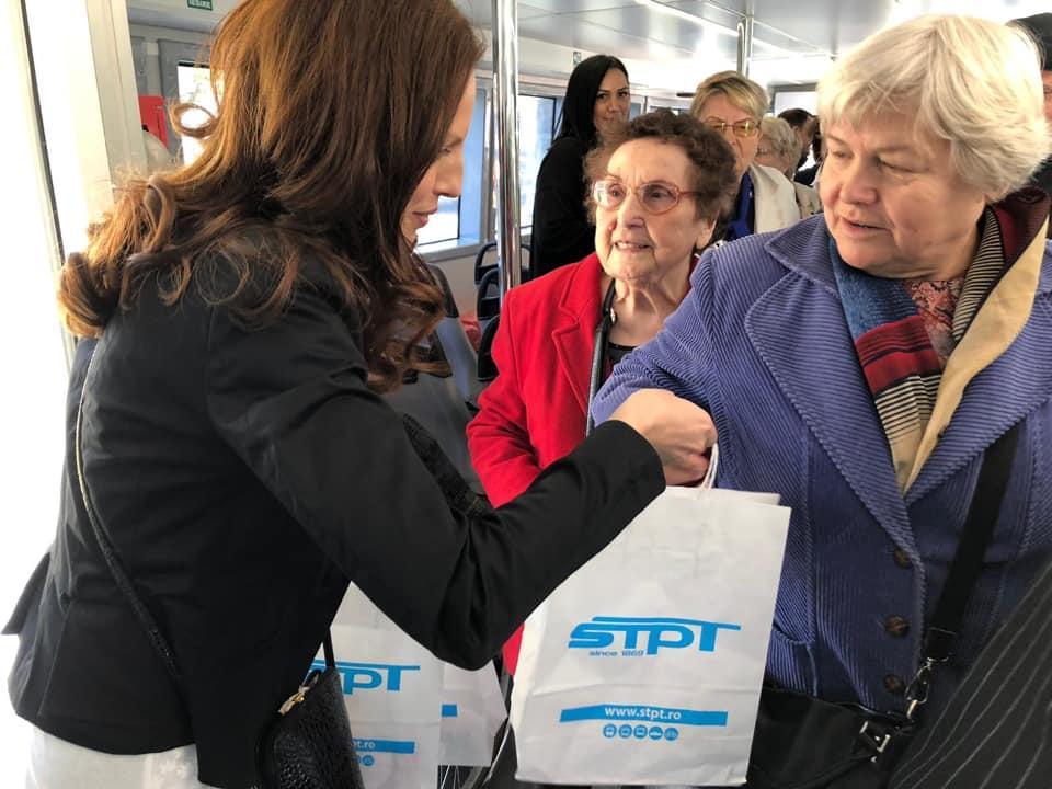 Era într-un autobuz din Timișoara, când a văzut o femeie venind cu ceva în mână către ea. Când și-a dat seama despre ce e vorba, a început să zâmbească larg FOTO 590235