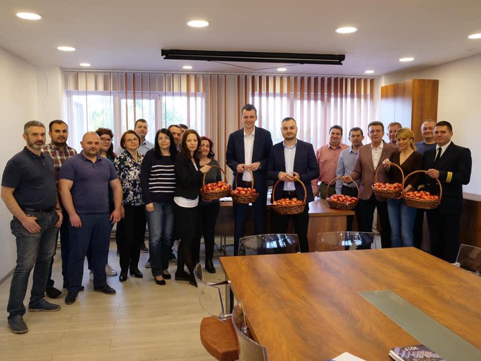 Era într-un autobuz din Timișoara, când a văzut o femeie venind cu ceva în mână către ea. Când și-a dat seama despre ce e vorba, a început să zâmbească larg FOTO 590236