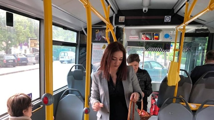 Era într-un autobuz din Timișoara, când a văzut o femeie venind cu ceva în mână către ea. Când și-a dat seama despre ce e vorba, a început să zâmbească larg FOTO