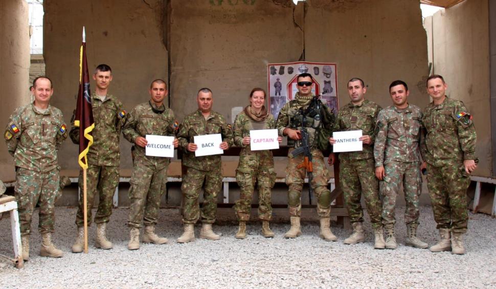 Iulian e militar în Afganistan. "Azi am plecat în patrulă ca-ntr-o zi oarecare. Nu m-am gândit o secundă ce o să mă aștepte la întoarcere. O sa păstrez mereu în suflet momentul ăsta" 590241