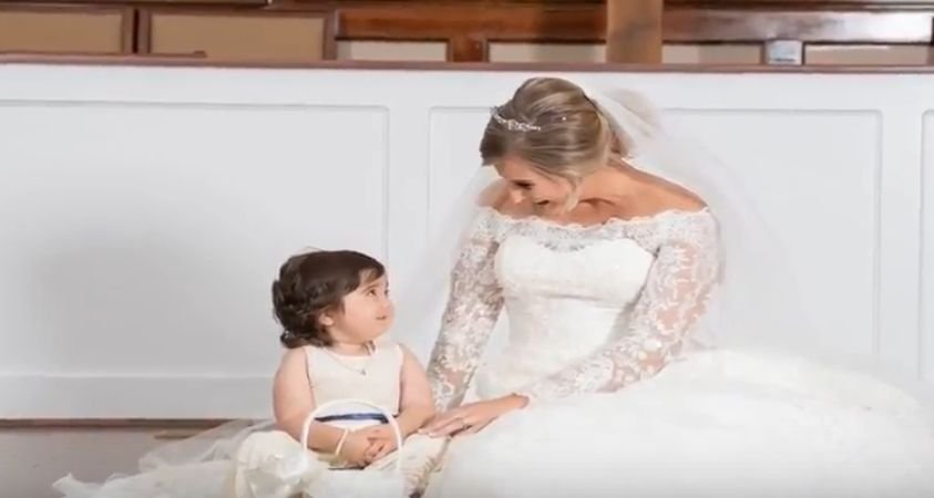 O fetiță de numai 3 ani supraviețuitoare de cancer a luat parte la nunta donatorului de măduvă osoasă