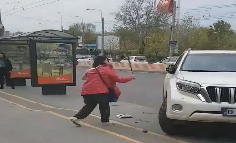 Un pieton furios din București își varsă nervii într-un mod inedit pentru că o mașină a fost parcată neregulamentar. Totul a fost filmat (VIDEO)