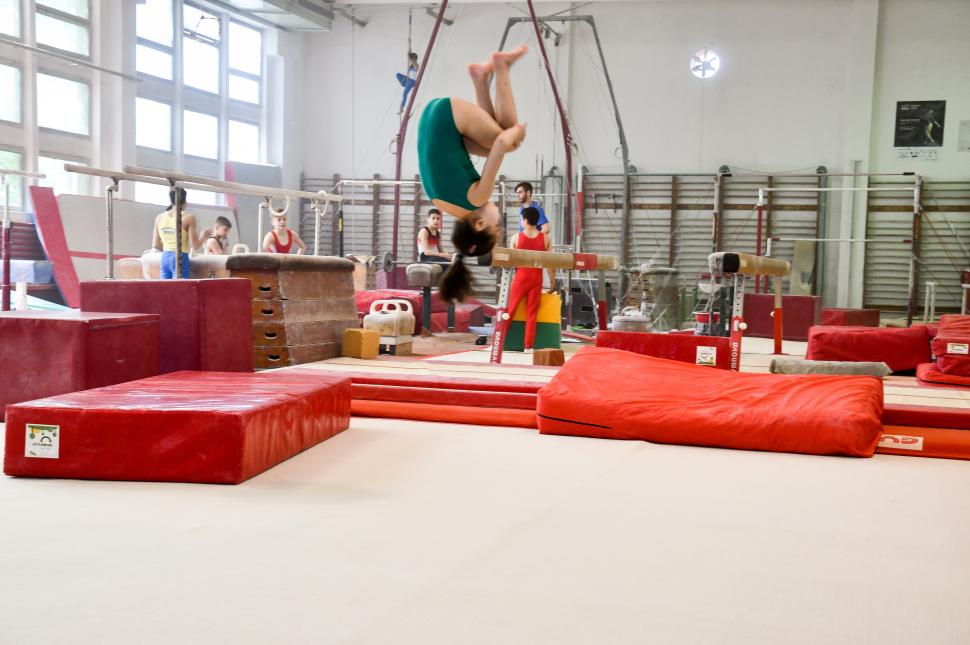 Guvernul a terminat construcția unei săli moderne de gimnastică în București. De facilități va beneficia și lotul național de gimnastică feminină 590439