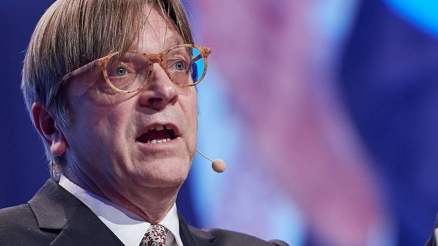   Guy Verhofstadt cere excluderea partidului lui Tăriceanu din familia europeană a Liberal-Democraților. ALDE România ripostează