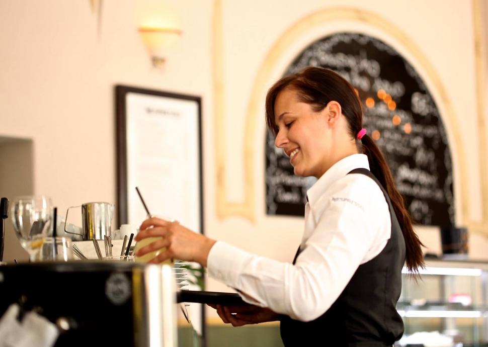 O chelneriţă dezvăluie secretul şocant din bucătăria restaurantelor. Ce pun în mâncare: ”Acum, că am lucrat într-un restaurant, nu aş cere niciodată…
