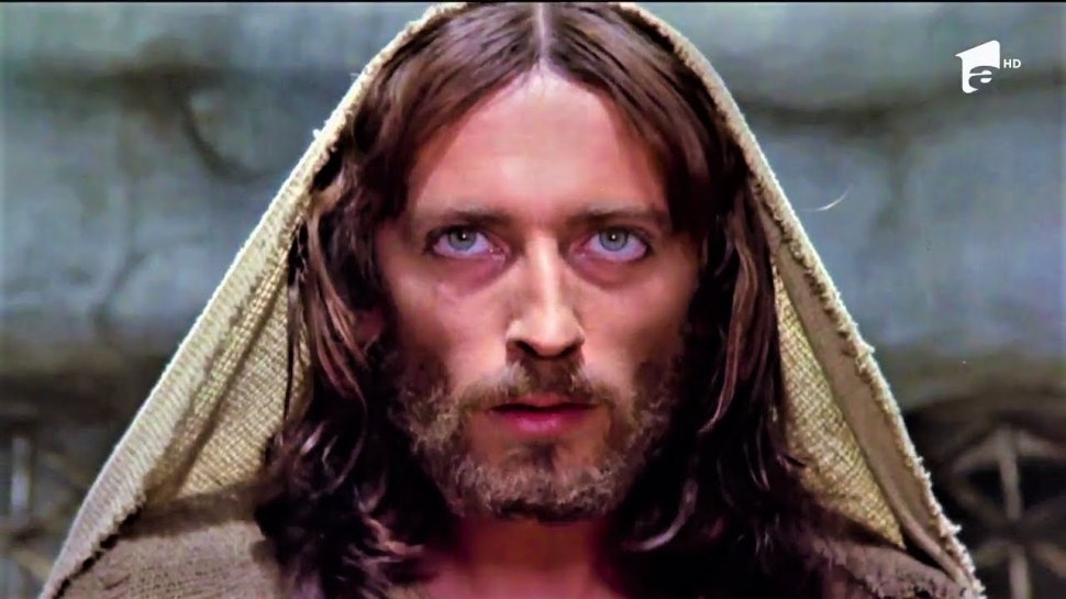 Cum arată actorul Robert Powell din „Iisus din Nazaret“ la 40 de ani distanță. Nu îl vei recunoaște! VIDEO