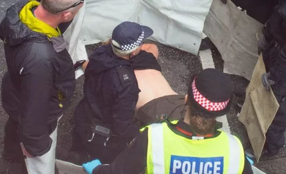 Protest extrem la Londra. O femeie și-a lipit sânii de șosea