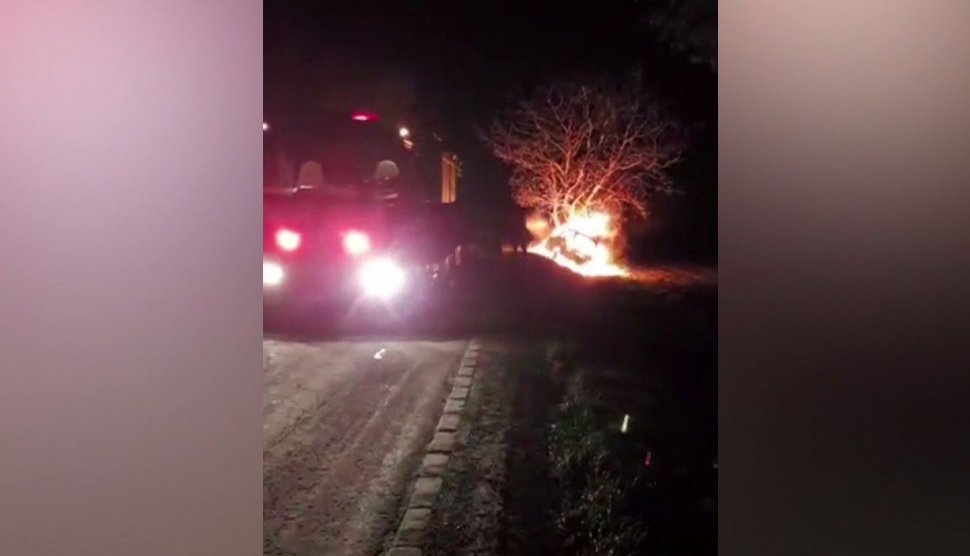 Tragedie în Botoșani! O mașină a luat foc după ce a intrat într-un copac. Proprietarul autoturismului a murit 