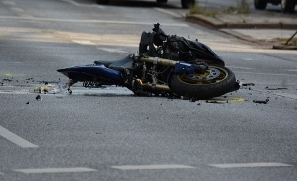 Motociclist grav rănit într-un accident în Argeș. A intrat în plin într-un stâlp