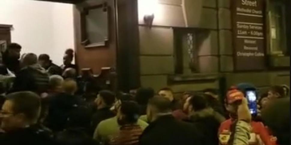 VIDEO VIRAL. Încăierare între români, în fața unei biserici din Anglia, în noaptea de Înviere: "De ce dai, mă, în el?