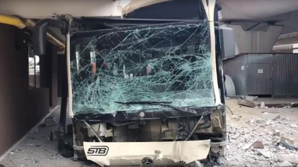 Accident grav în Capitală. Un autobuz STB s-a izbit de un bloc - VIDEO