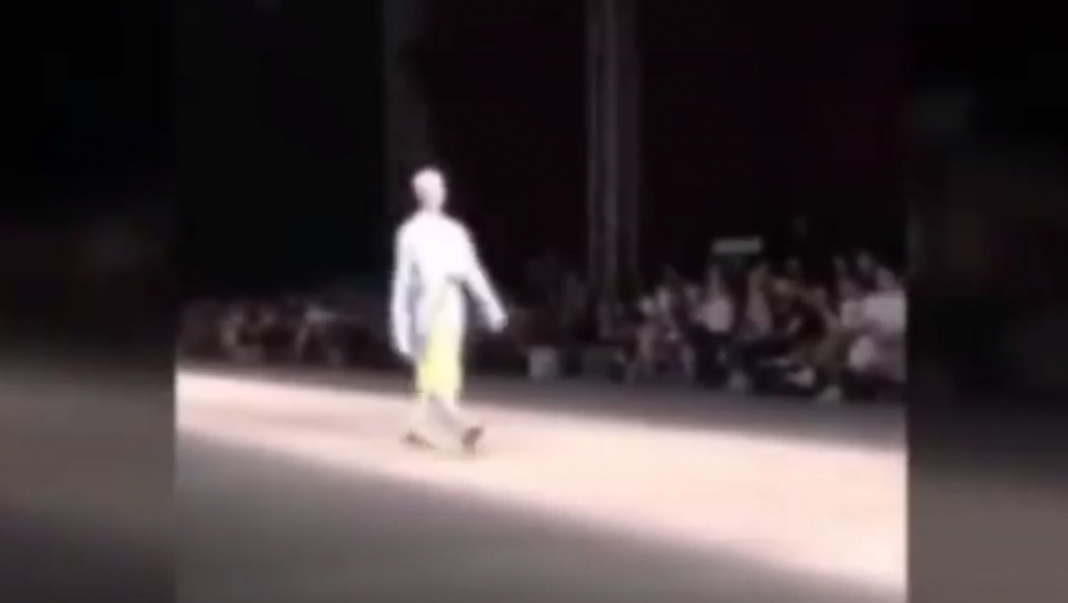 Un model a murit în plină prezentare la doar 26 de ani. S-a prăbușit pe scenă și nu și-a mai revenit (VIDEO ȘOCANT)