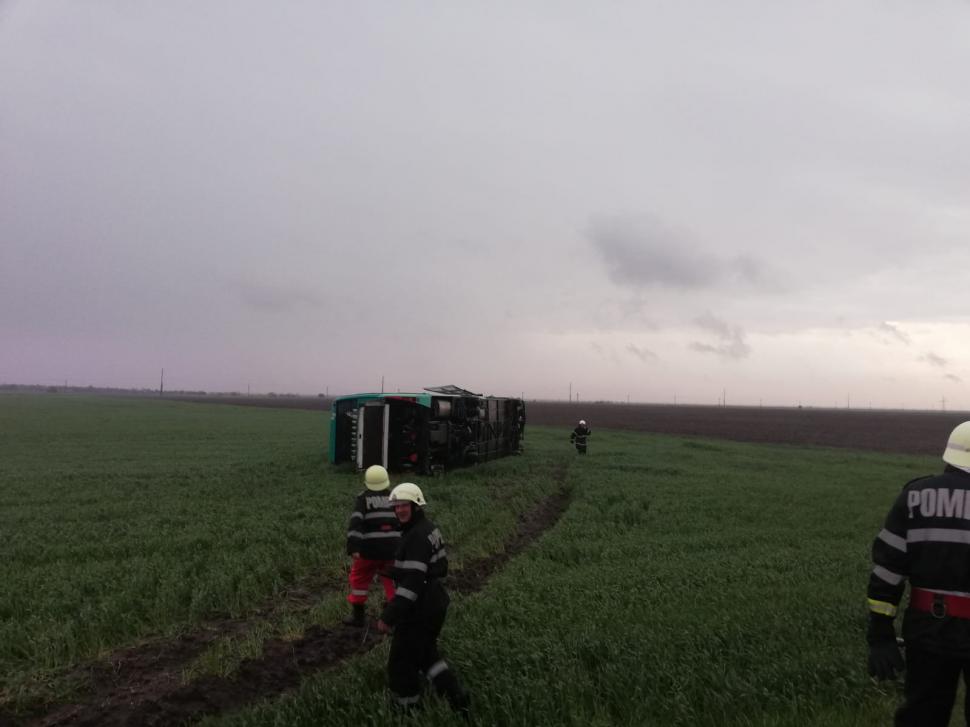 Autocar răsturnat pe câmp din cauza tornadei, în Călărași. A fost activat planul roșu de intervenție. Sunt șapte victime  591279