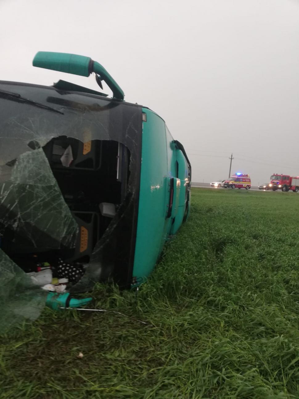 Autocar răsturnat pe câmp din cauza tornadei, în Călărași. A fost activat planul roșu de intervenție. Sunt șapte victime  591280