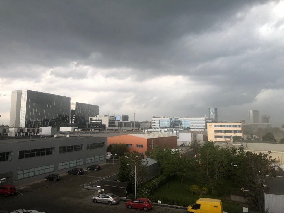 COD GALBEN de furtună în București și în mai multe județe pentru următoarele ore