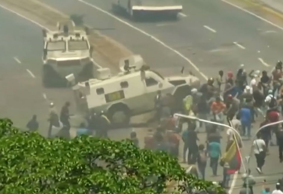 Confruntări violente în Venezuela! Armata lui Maduro calcă oamenii cu vehicule. Liderul opoziției cheamă poporul la revoluție - VIDEO