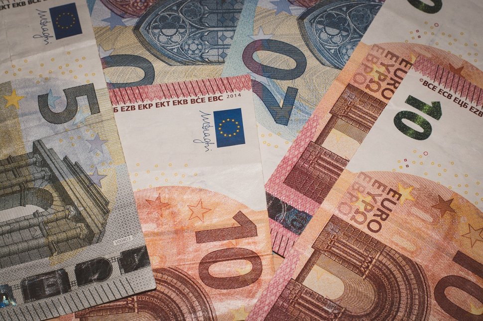 CURS VALUTAR. Euro saltă în raport cu leul