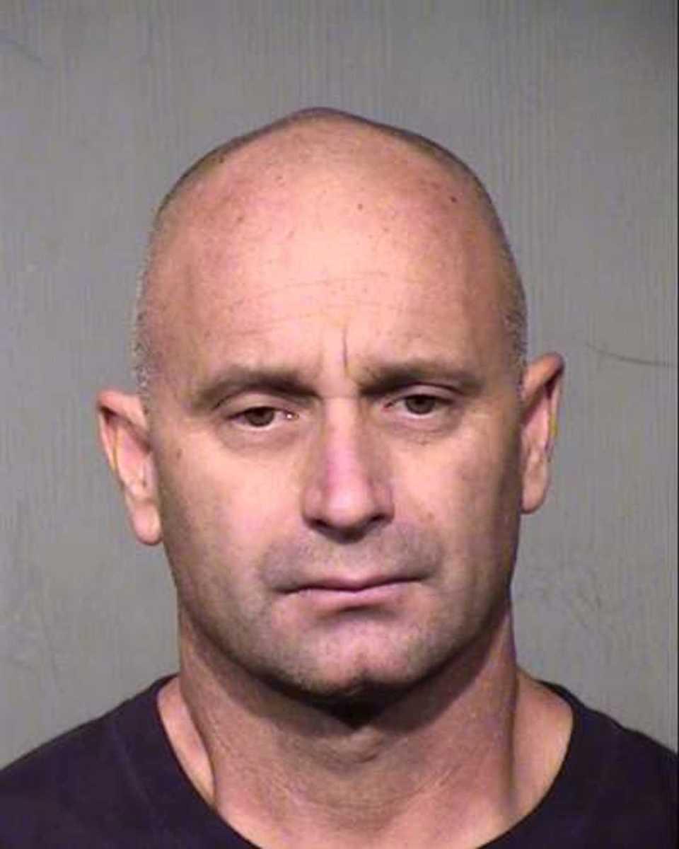 Băuse mult la o petrecere și a urcat în dormitor. S-a dezbrăcat și a început să facă dragoste, când brusc și-a dat seama cine era partenera sa. A încremenit. „Sunt un dezastru” (FOTO) 591337