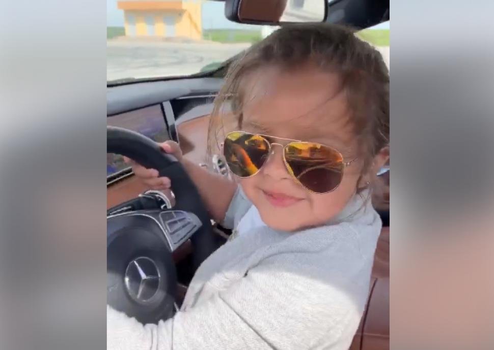 Copil de 5 ani, la volanul unei mașini pe un drum public din Craiova - VIDEO