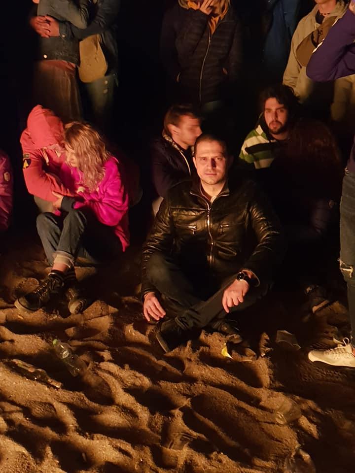 Erau aseară pe plajă în Vama Veche, când li s-a părut că văd pe cineva cunoscut. Când au realizat cine e, au încremenit: Da, era chiar el! 591391