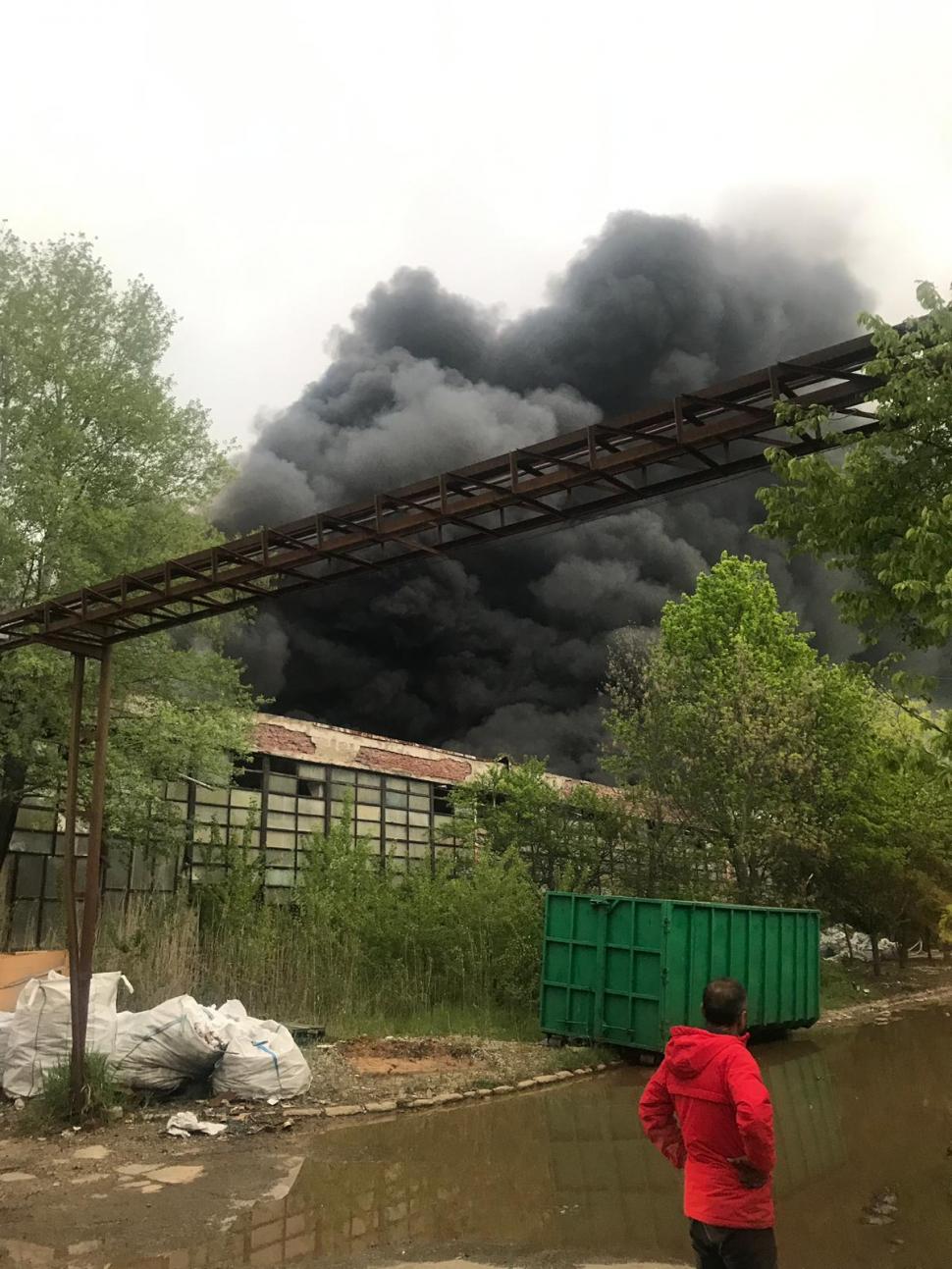Incendiu de proporții la o hală din Dâmbovița. Autoritățile au avertizat populația prin sistemul RO-ALERT 591339