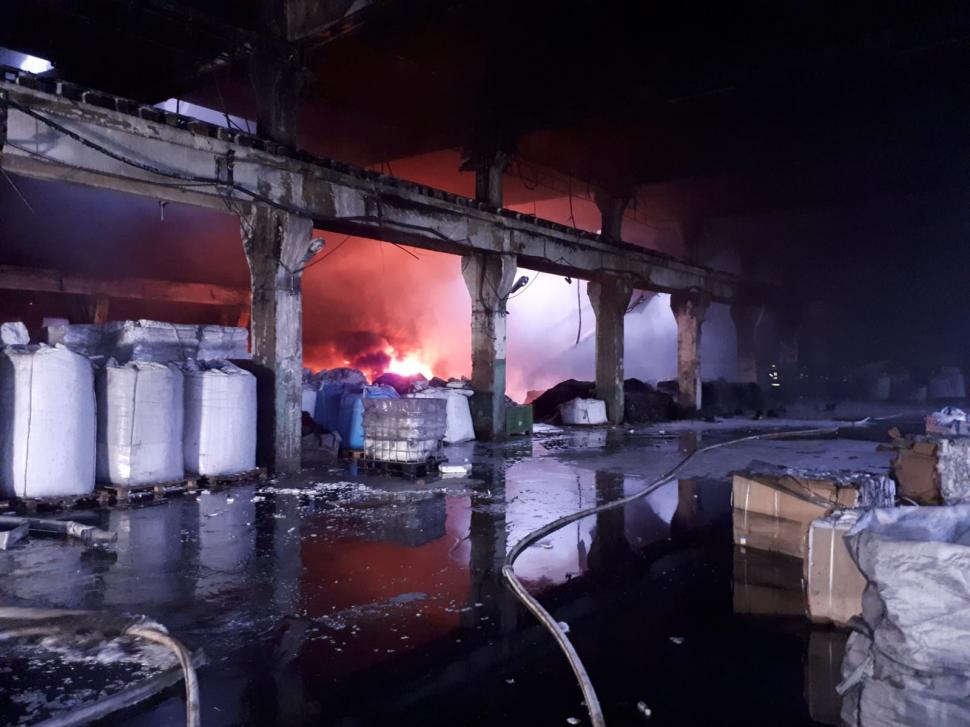 Incendiu de proporții la o hală din Dâmbovița. Autoritățile au avertizat populația prin sistemul RO-ALERT 591341