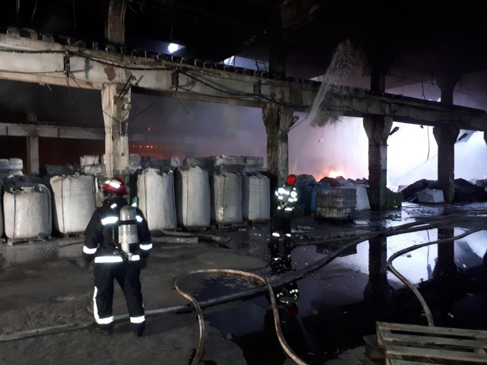 Incendiu de proporții la o hală din Dâmbovița. Autoritățile au avertizat populația prin sistemul RO-ALERT 591342