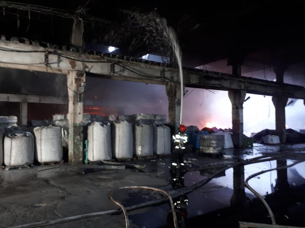 Incendiu de proporții la o hală din Dâmbovița. Autoritățile au avertizat populația prin sistemul RO-ALERT 591343