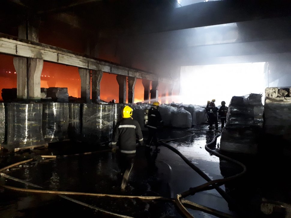 Incendiu de proporții la o hală din Dâmbovița. Autoritățile au avertizat populația prin sistemul RO-ALERT