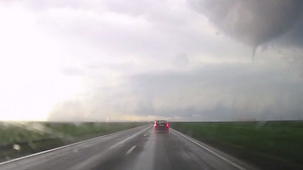 Momentul formării tornadei din Călărași a fost filmat de un bărbat - VIDEO