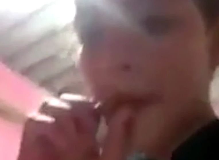 Adolescenta de 14 ani s-a filmat în timp ce își bătea joc de nepotul ei de doar un an. Imaginile au devenit în scurt timp virale (FOTO+VIDEO)