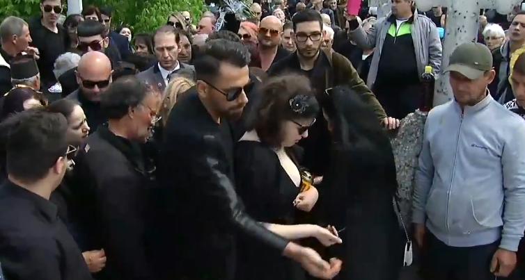 Ce surpriză! Cum a apărut Mircea Solcanu la înmormântarea lui Răzvan Ciobanu 591669