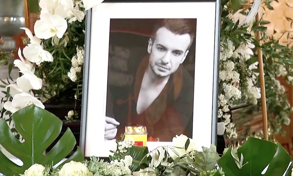 Impresionant... Înmormântarea lui Răzvan Ciobanu a luat sfârşit! Mama lui s-a prăbuşit lângă cavou