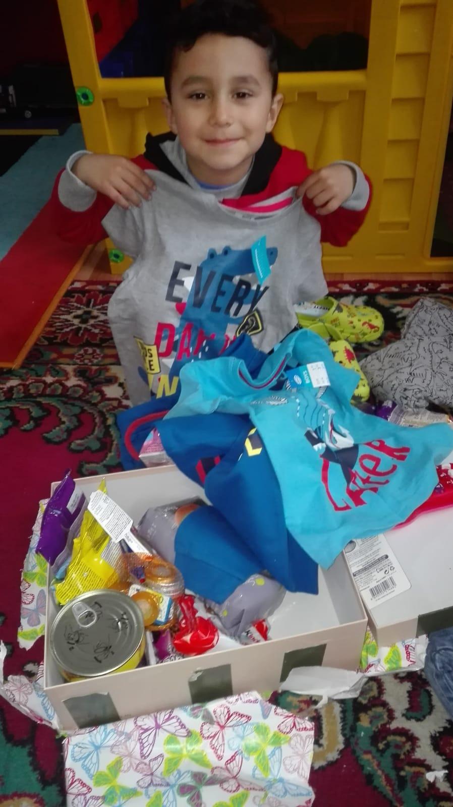 Prin campania „Schimbă o viață”, 542 de beneficiari din București și din 20 de județe ale țării  au primit „Bucurie la cutie” de Paști 591697