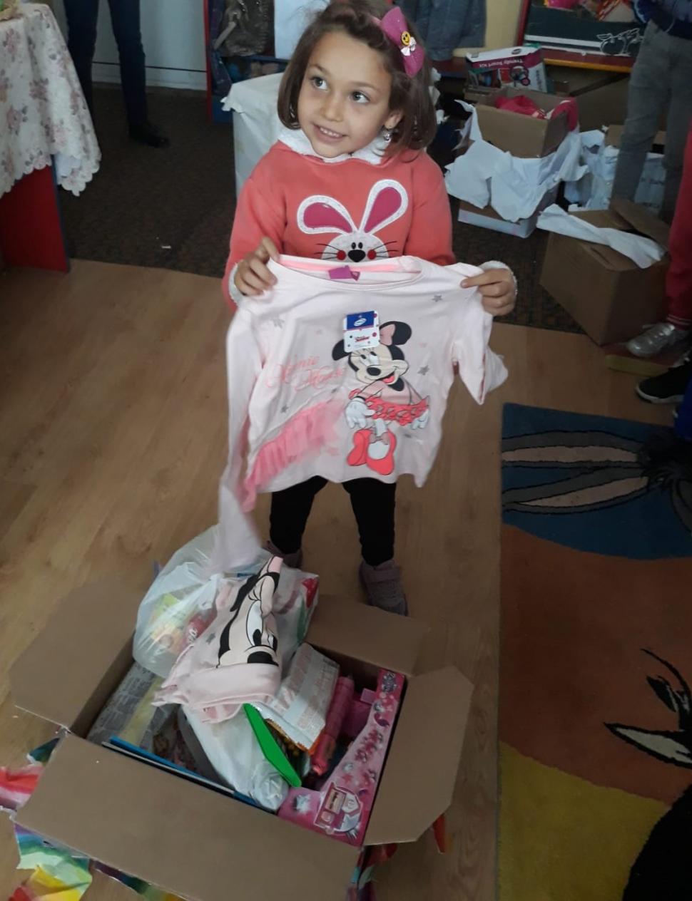 Prin campania „Schimbă o viață”, 542 de beneficiari din București și din 20 de județe ale țării  au primit „Bucurie la cutie” de Paști 591698