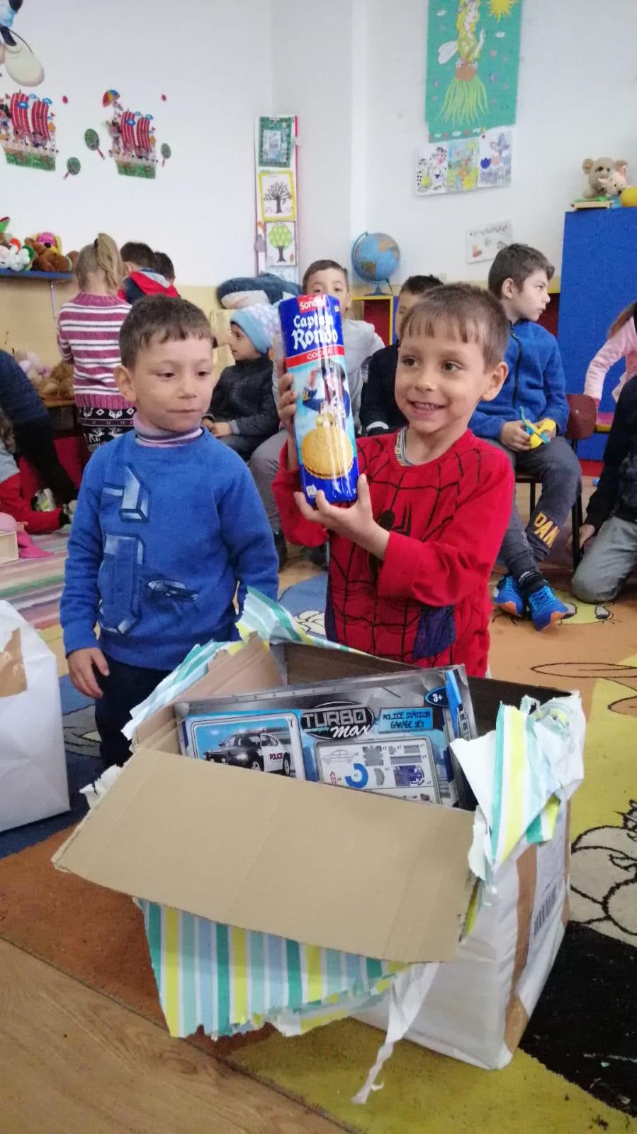 Prin campania „Schimbă o viață”, 542 de beneficiari din București și din 20 de județe ale țării  au primit „Bucurie la cutie” de Paști 591700